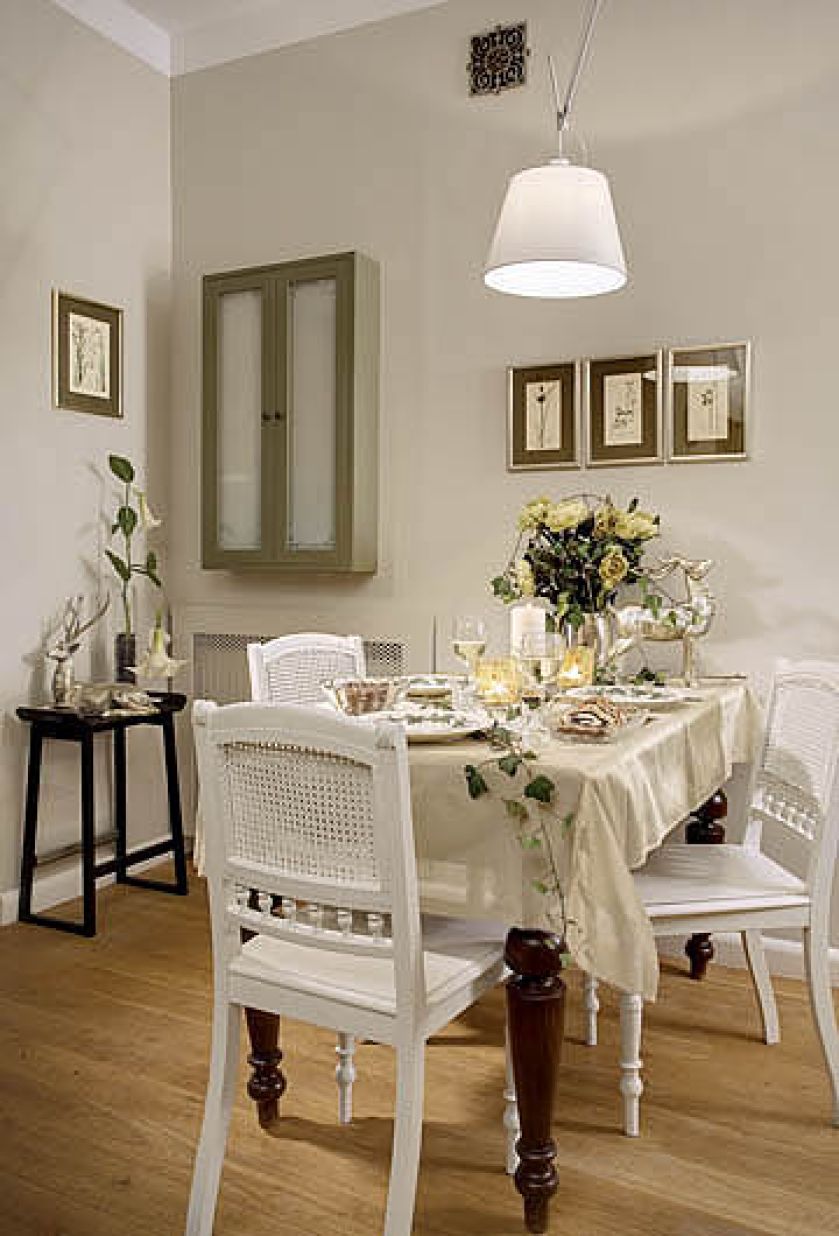 Stół udekorowany na święta. Choinka sentymentalna