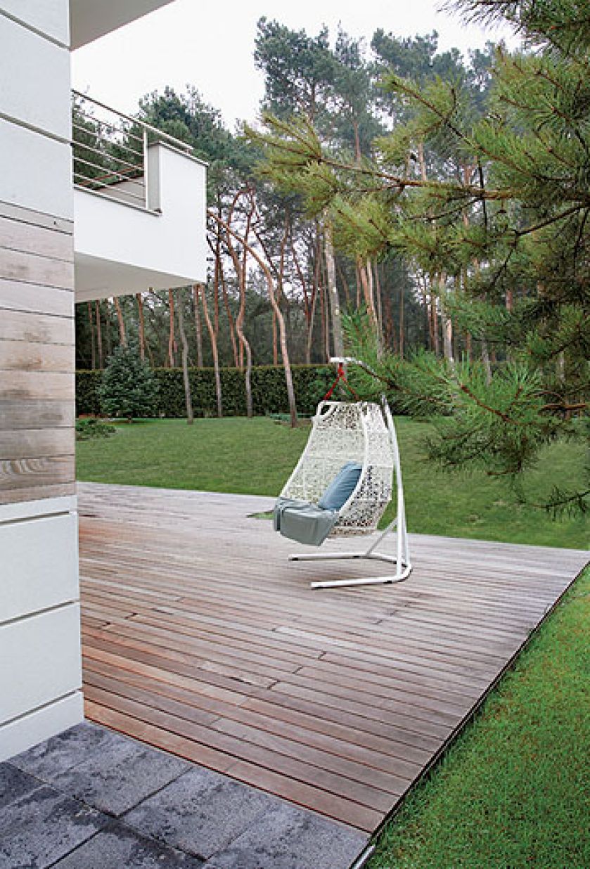 Taras pod lasem. Dom otwarty na las