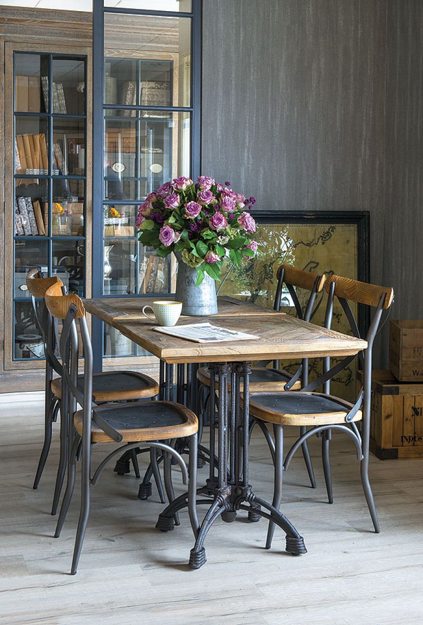 Drewno i metal idealne połączenie w eleganckim salonie.