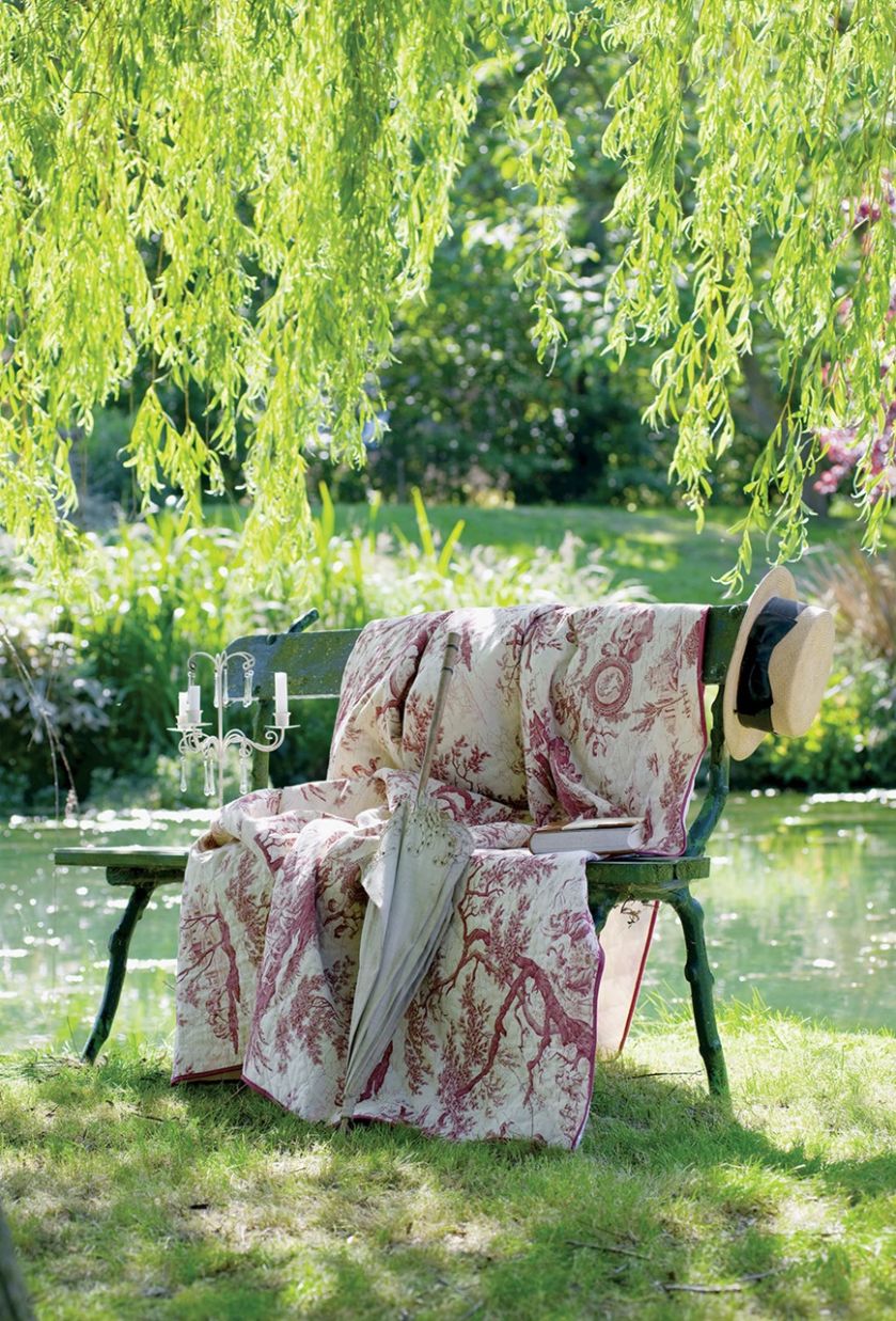 Plain air, czyli świeże powietrze, łono przyrody. Wszystko pięknie, ale szałowych kreacji potrzebują też stoły.