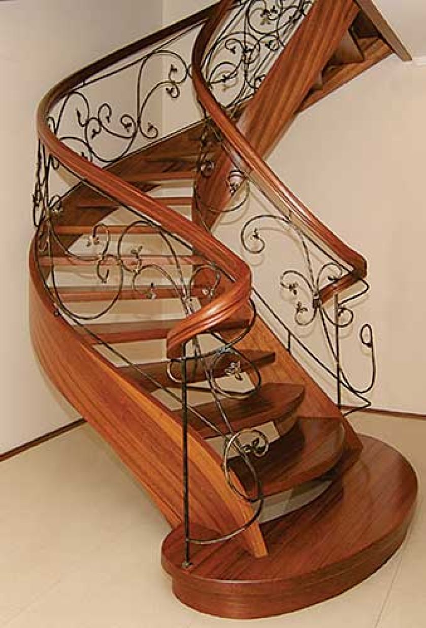 Balustradę dębowych schodów wykonano z ręcznie kutych elementów. SCHODY WŁODARCZYK