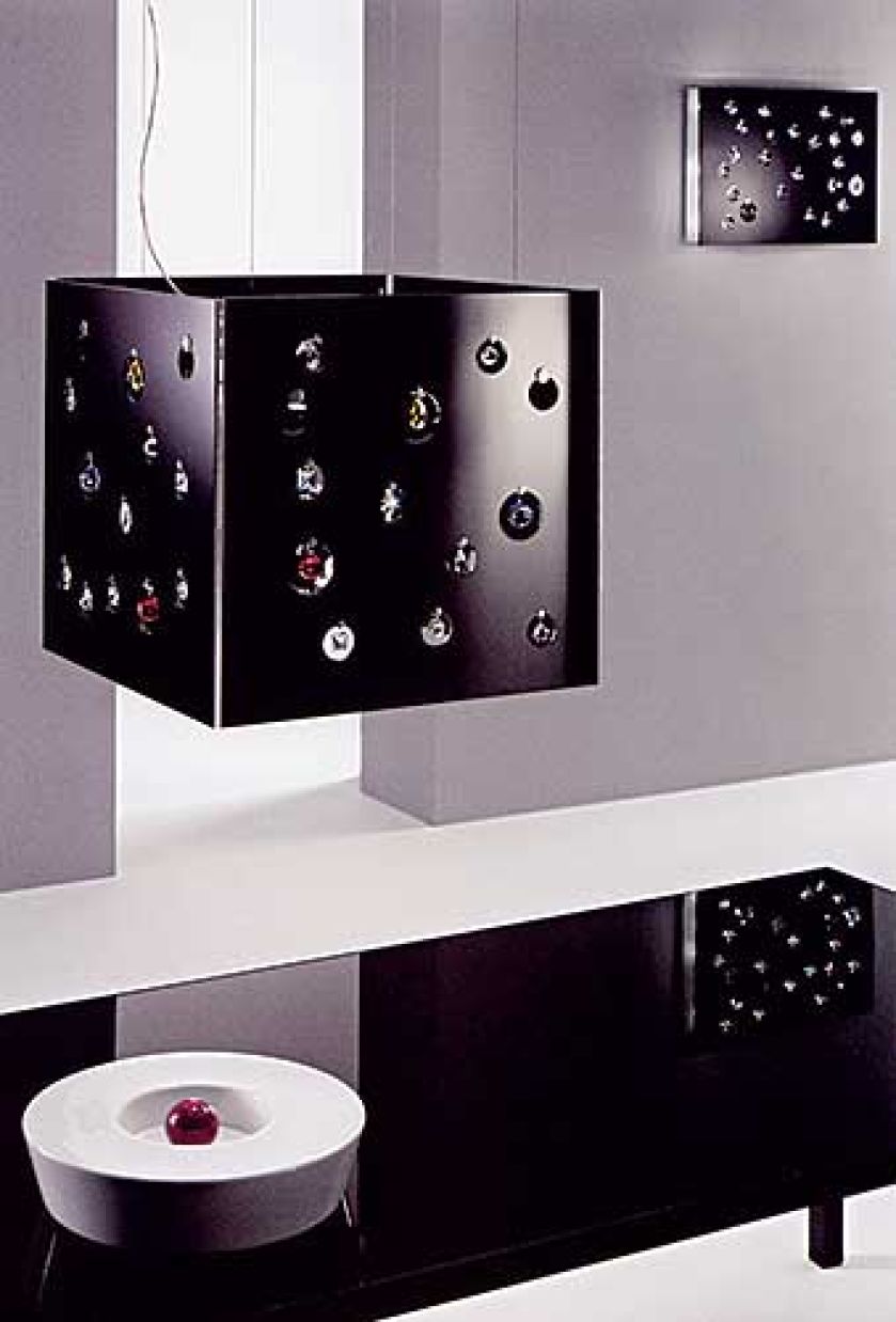 Kolekcja Class to połączenie kryształów Swarovskiego z nowoczesną formą ze szkła. Żyrandol kosztuje 12 000 zł. INHOUSE