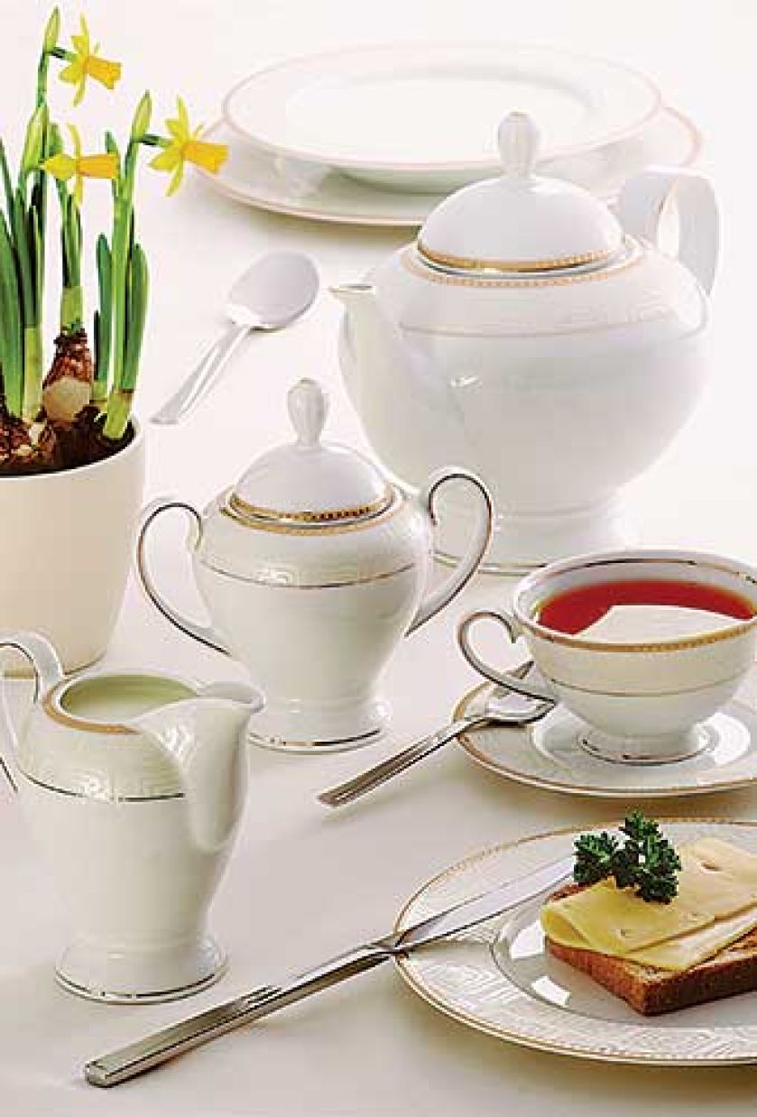 Kolekcja porcelany Carmen Gold. Za serwis obiadowy dla 12 osób zapłacimy 1015 zł, a za kawowy - 630 zł. GERLACH