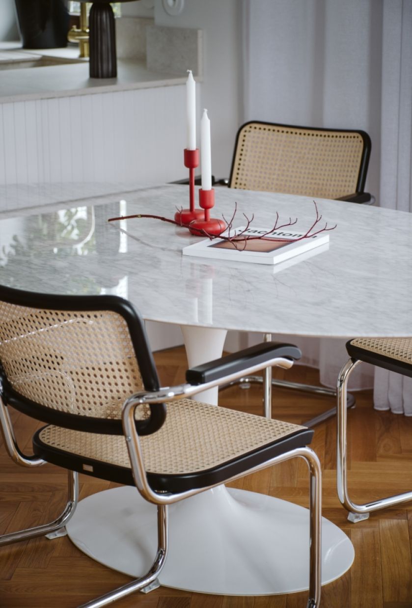 jadalnia w stylu mid-century modern w mieszkaniu na bielanach