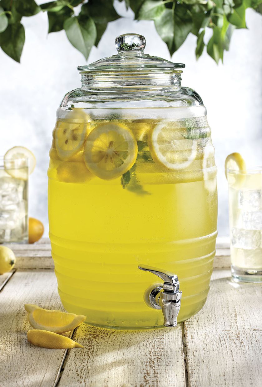 Plain air, czyli świeże powietrze, łono przyrody. Wszystko pięknie, ale szałowych kreacji potrzebują też stoły.