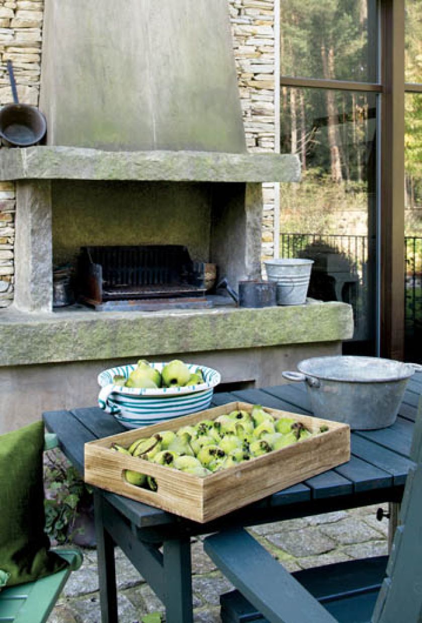 Całość doskonale wpasowuje się w podwrocławski pagórkowaty krajobraz i działkę z widokiem na stare lipy, dęby i buki.