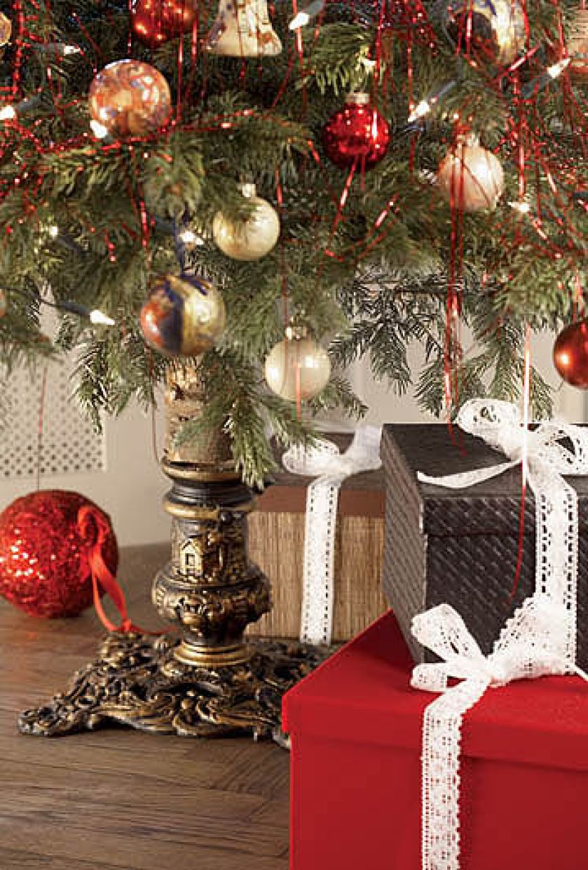 Choinka Ewy Jaworskiej, projektantki wnętrz, ubrana jest we wspomnienia. Co zawieszka, to inna opowieść.