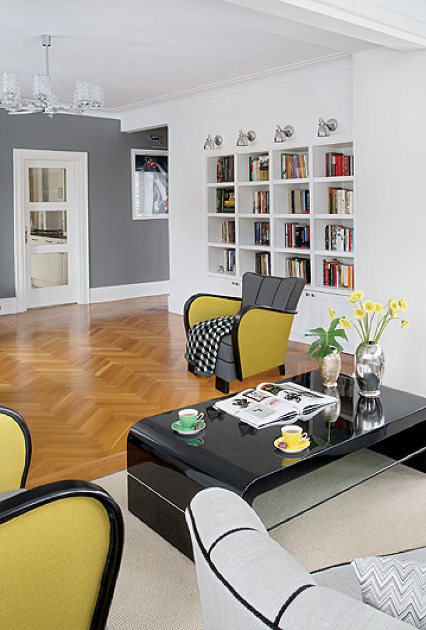 Fotele z lat 20. mają nowe obicia. Początkowo ich kolor nie widział się Piotrkowi. Teraz nie widzi salonu bez