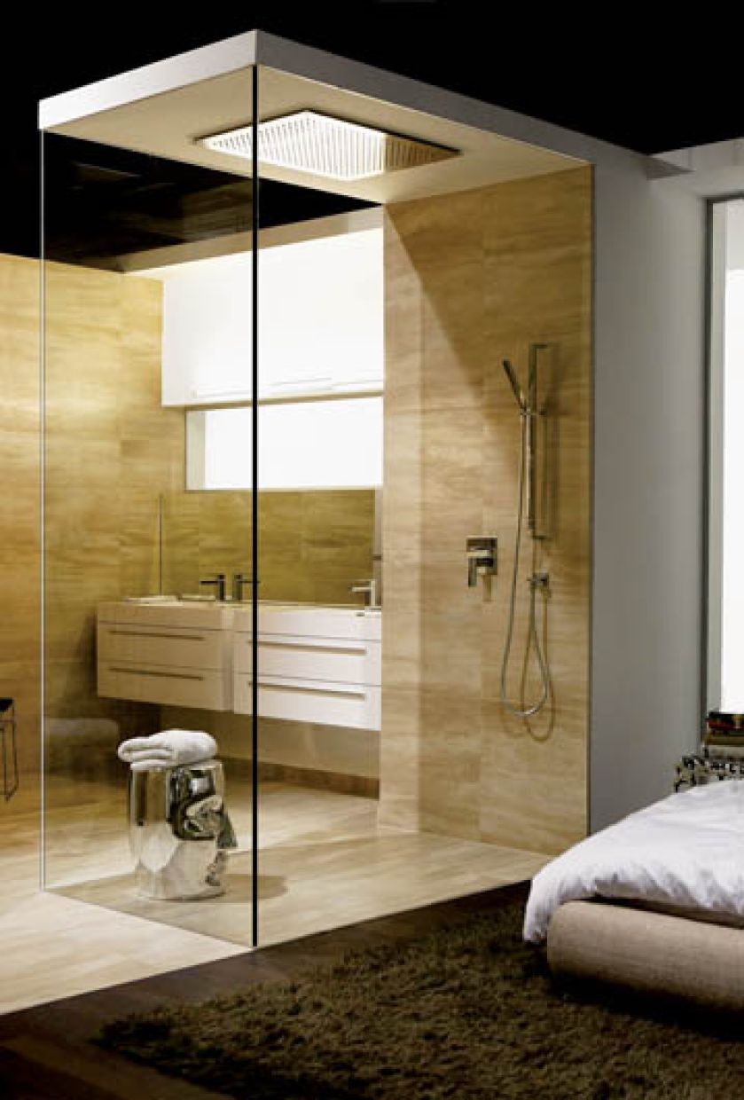 Imponująca deszczownica w parze z imponującym stołkiem pod prysznic. LEE GROCK