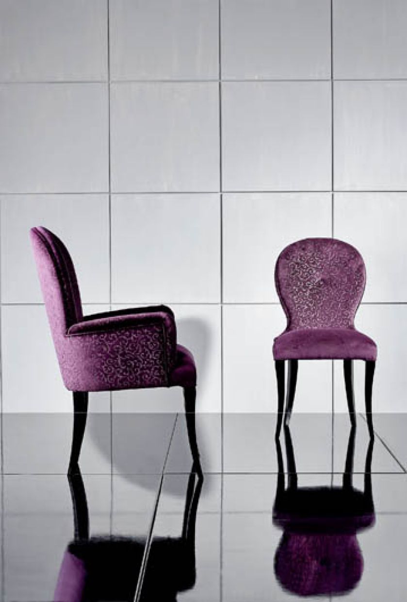 Krzesło Capri jest zrobione z drewna bukowego i wykończone na wysoki połysk. Cena - 1449 zł (bez podłokietnika) lub