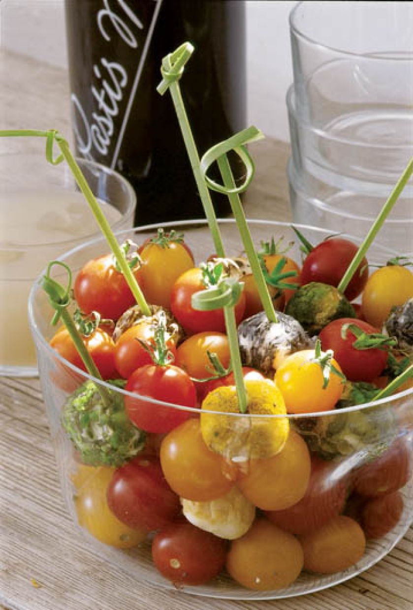 Salaterka pełna kolorowych pomidorków.