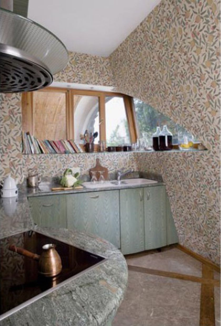 W kuchni prosta forma kontrastuje z bogactwem wzorów. Naturalny rysunek kamienia na podłodze i blacie