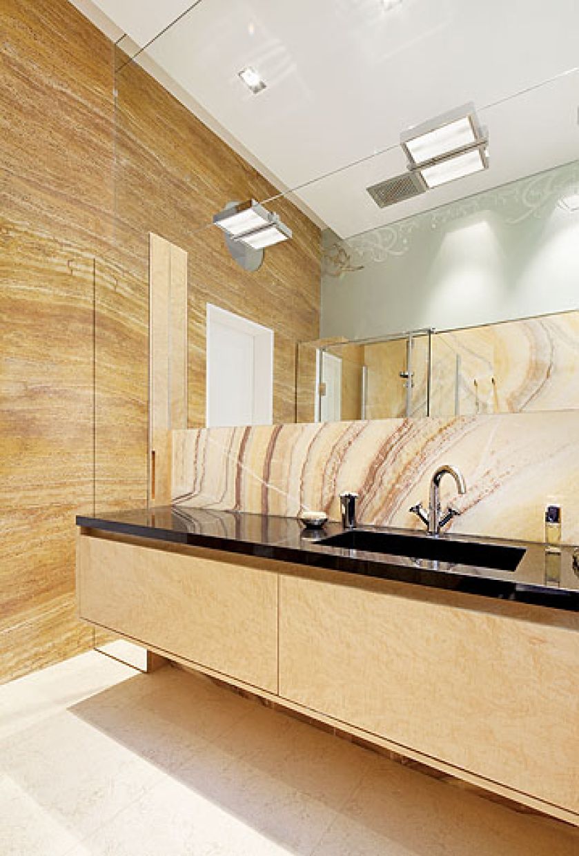 W łazinkach królują trawertyn i onyks oraz szkło.