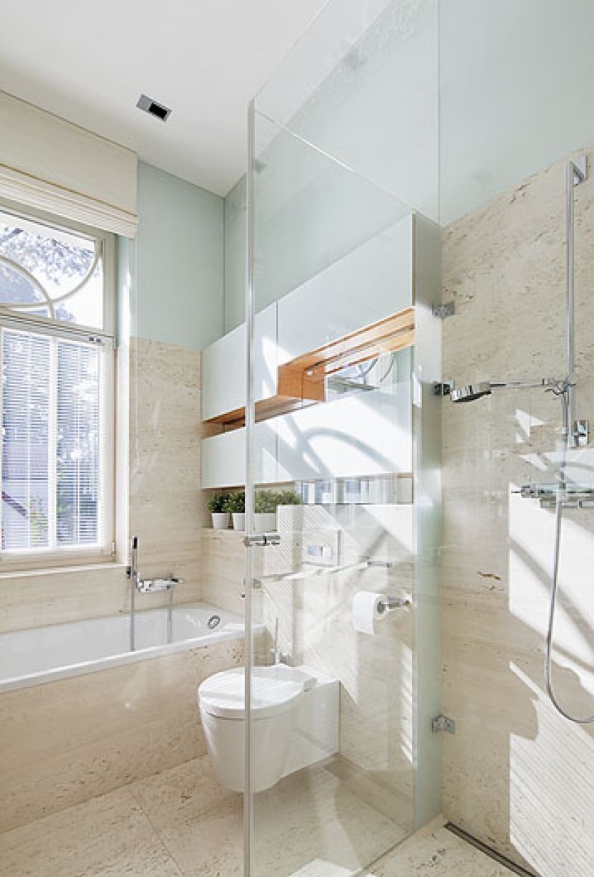 W łazinkach królują trawertyn i onyks oraz szkło.