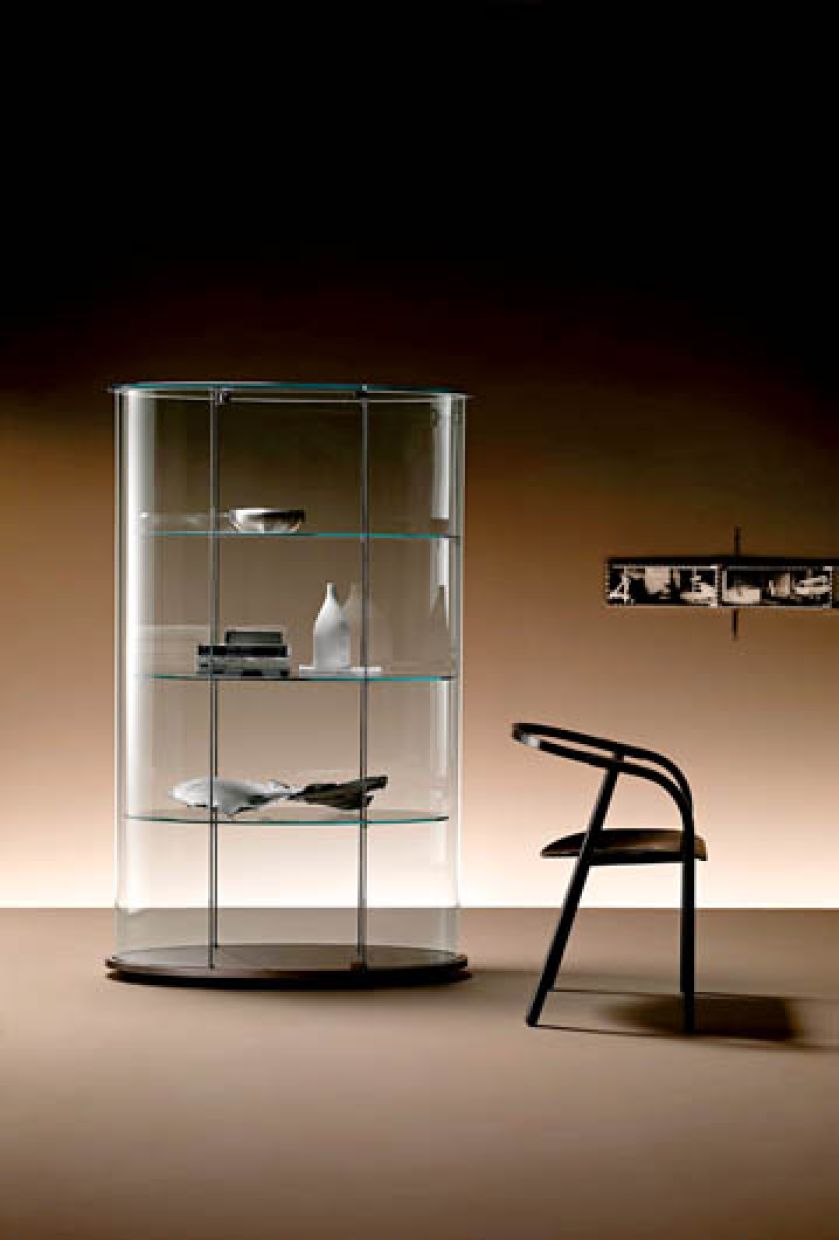 Witryna Palladio Uno ze szkła giętego włoskiej firmy Fiam Italia. Cena - od 10 720 zł. MEBELLA