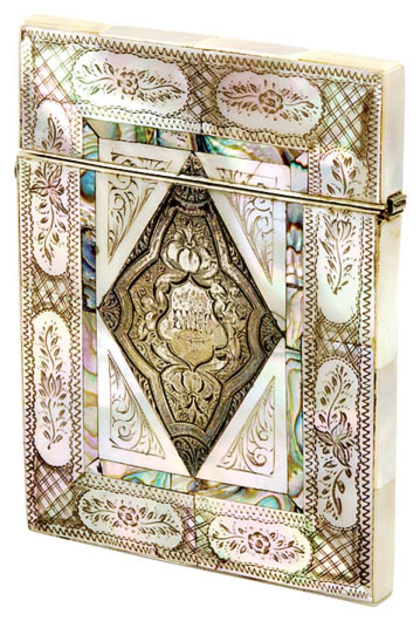 Wizytownik z masy perłowej wykładanej srebrem, Anglia, 1880-1900 r., z kolekcji Włodzimierza Hermana, fot. G.