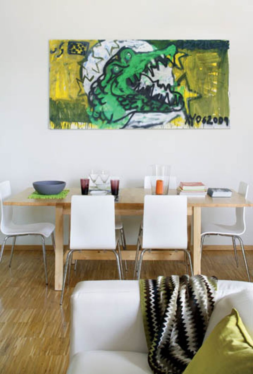 Złamana biel na ścianach i drewniana podłoga - to recepta na skandynawski styl.