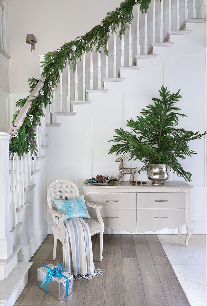 Wystrojony kącik w holu. Srebrzysty jelonek na komodzie od Laury Ashley.