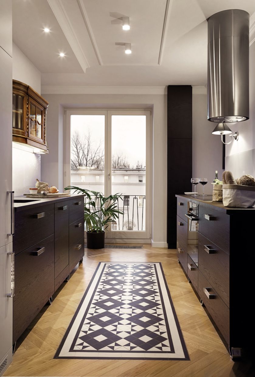 Marta wymyśliła, żeby płytki zatopić w parkiecie. Zaprojektowała dywan z kafelków w stylu wiktoriańskim.