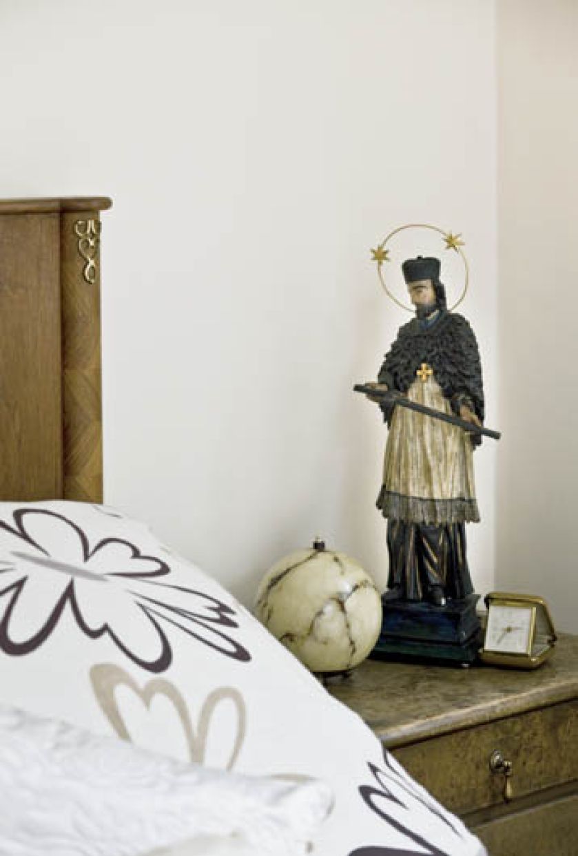 Dom pod Warszawą z meblami art deco i stylowymi dodatkami.