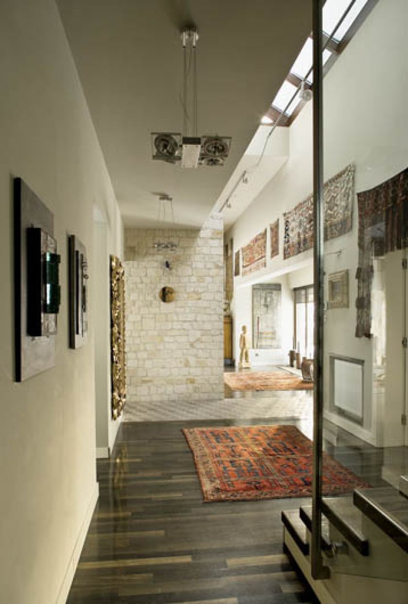 Genialne połączenie materiałow: czarnego dębu, kamienia i bajecznie klorowych dywanów o różnych wzorach.