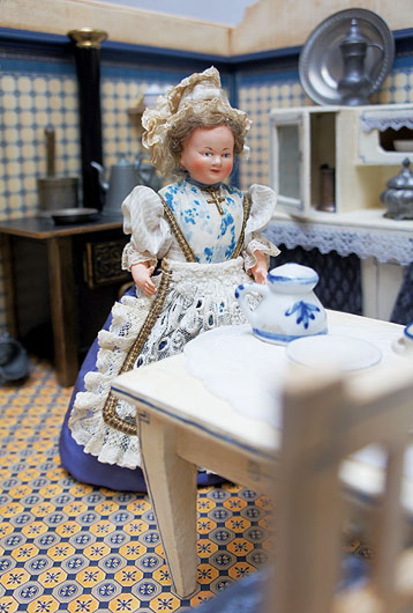 Gospodyni to lalka z lat 30., z piękną malaturą twarzy.