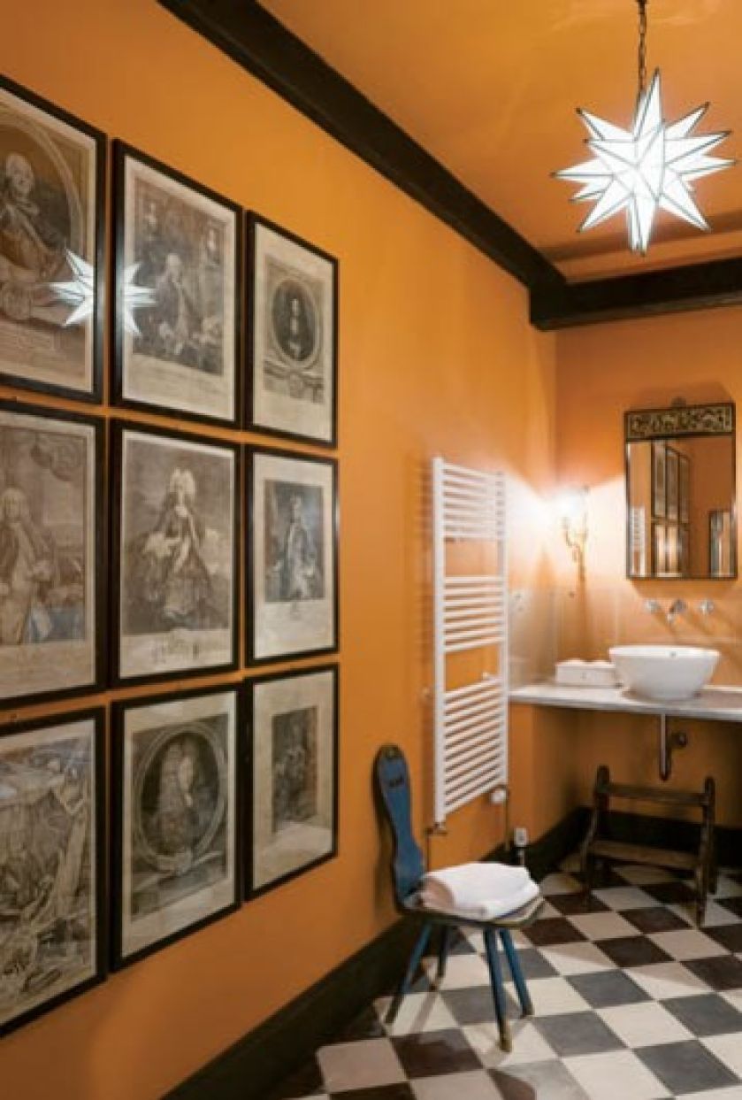 Grafiki w łazience to fotokopie oryginałów znajdujących się w drugim domu gospodyni. Powód jest banalny: