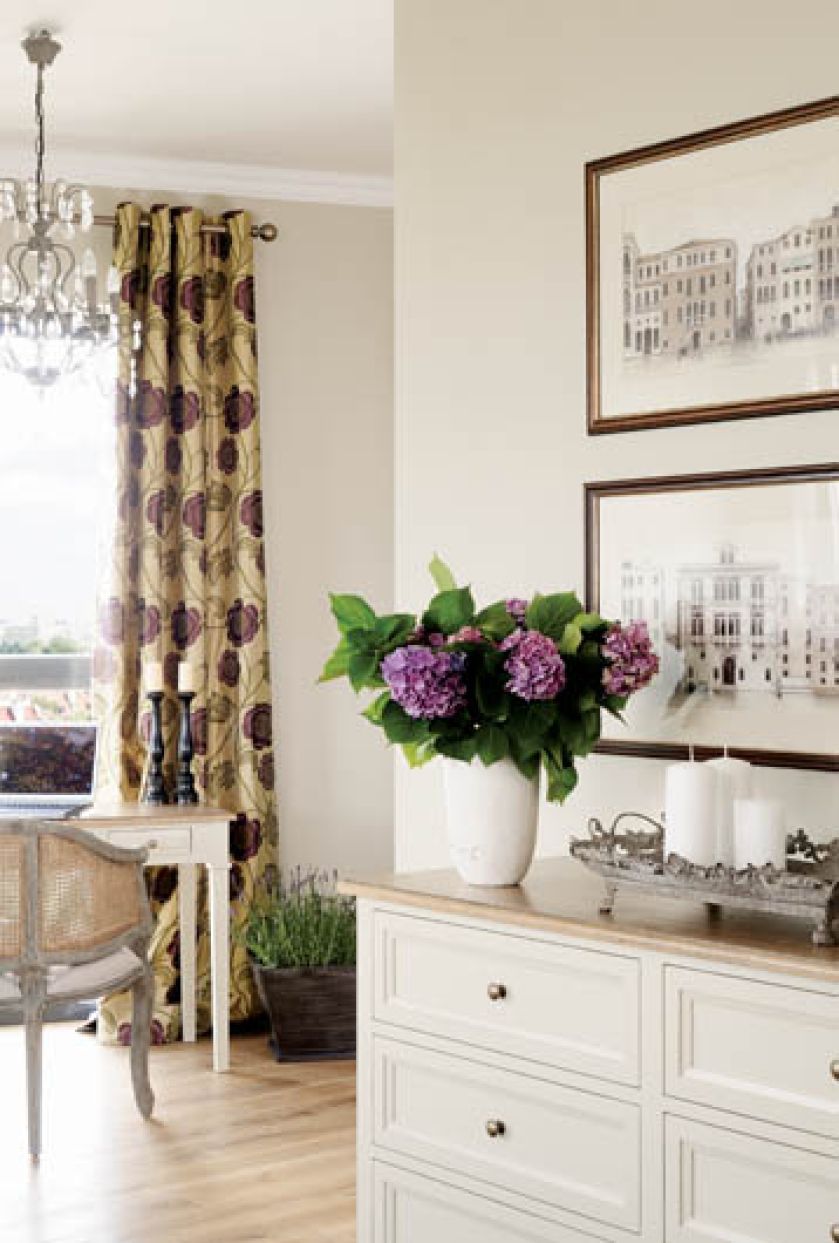 Na ścianie wspomnienie wakacji - sztychy przedstawiają pałace nad weneckim Canale Grande.