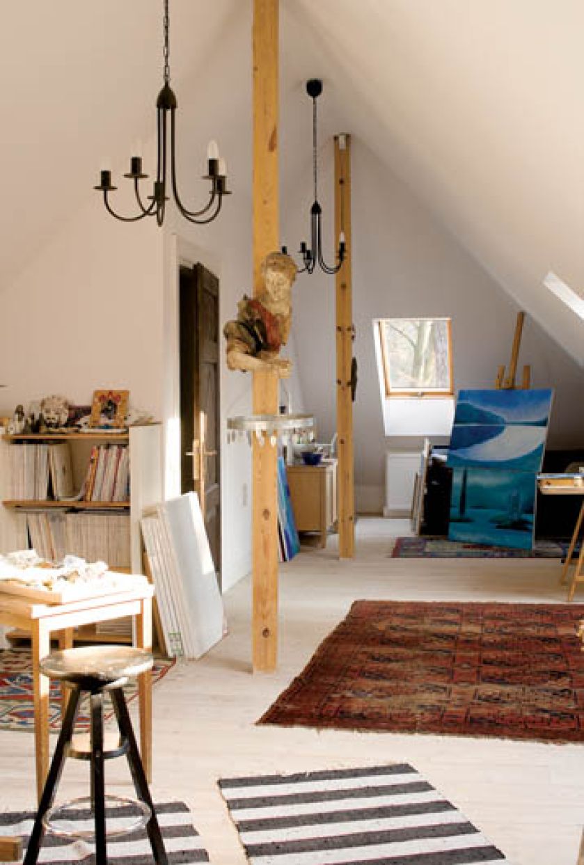 Poddasze to królestwo właścicielki willi. Kilka połaciowych okien pokazuje niebo ze wszystkich stron i drzewa