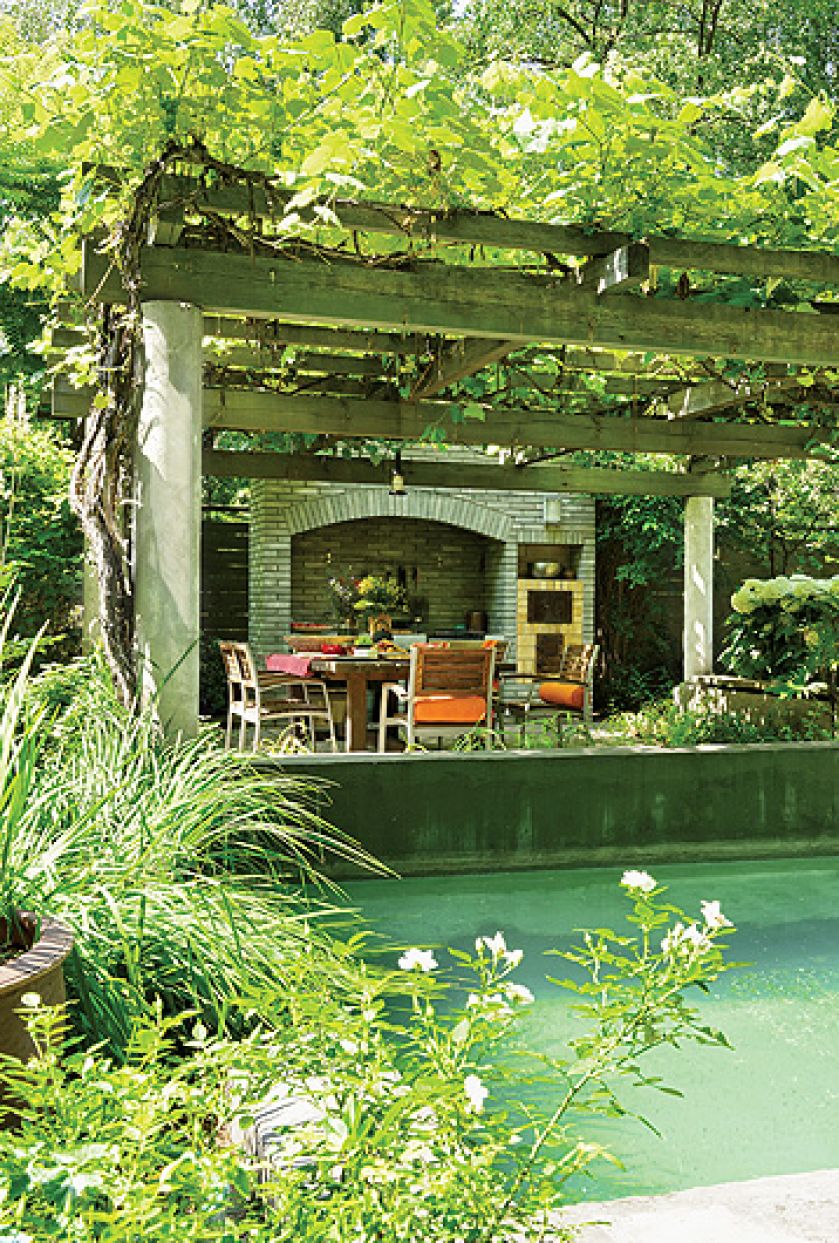 Porośnięta winogronami tworzy prawdziwy letni salon.