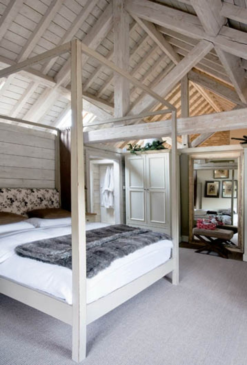 Angielski dom w dawnej stodole w świątecznej dekoracji