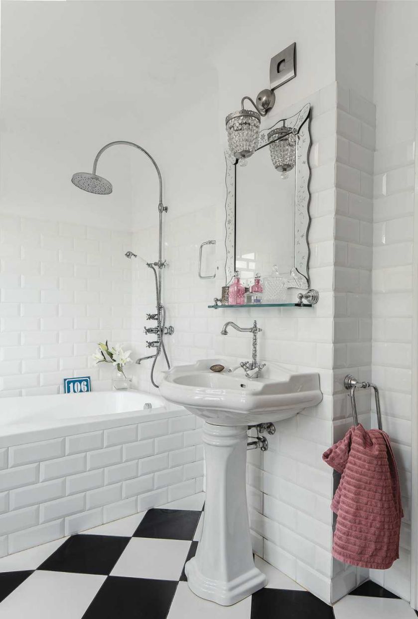 mała czarno biała łazienka