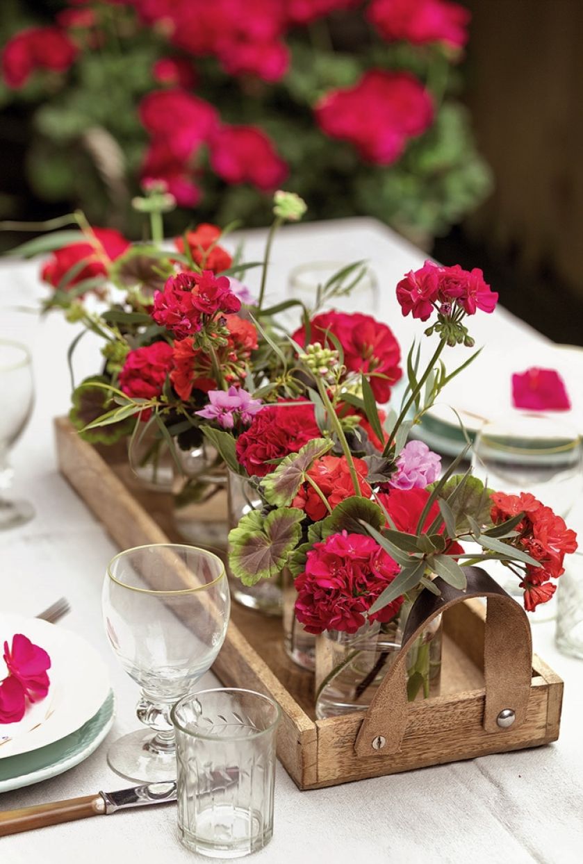 dekoracje z kwiatów na stół