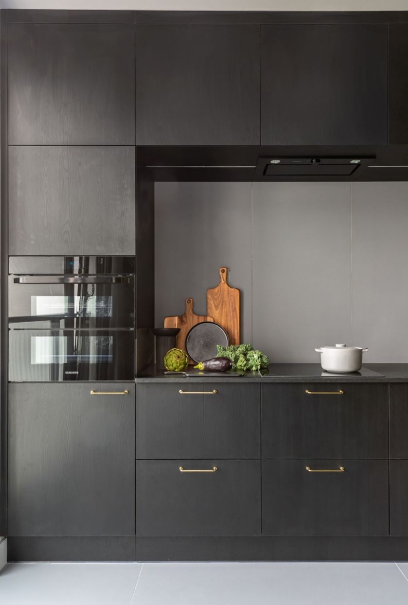 czarne fronty mebli kuchennych