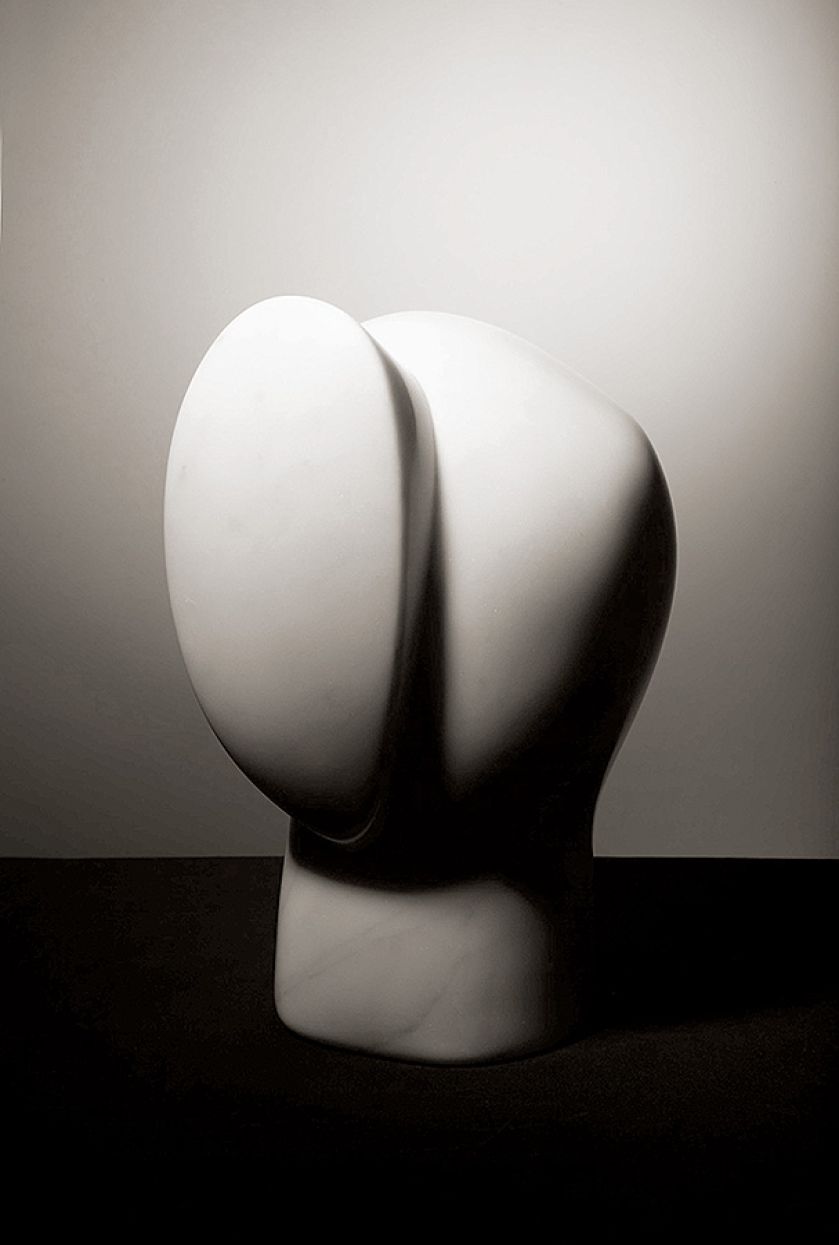 Głowa , marmur. Kamienne szczęście