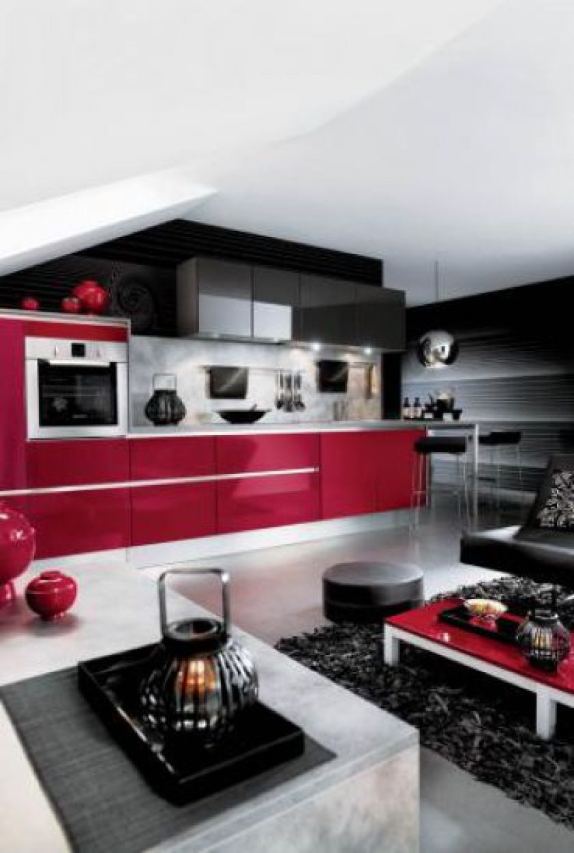 Bordowy stolik koresponduje z kolorem szafek kuchennych. Fot. Kolekcja Gaia, archiwa firm