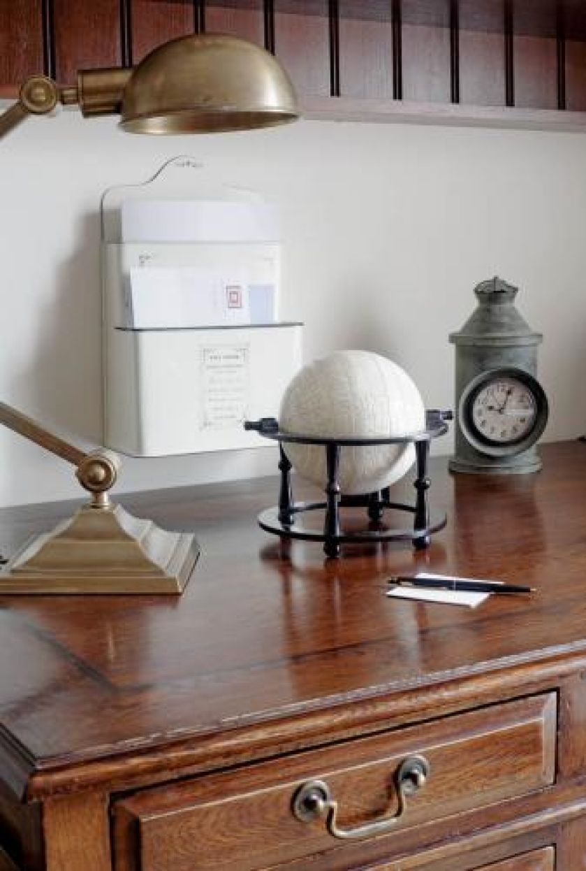 Biurko z mahoniowego drewna. Róże i falbanki