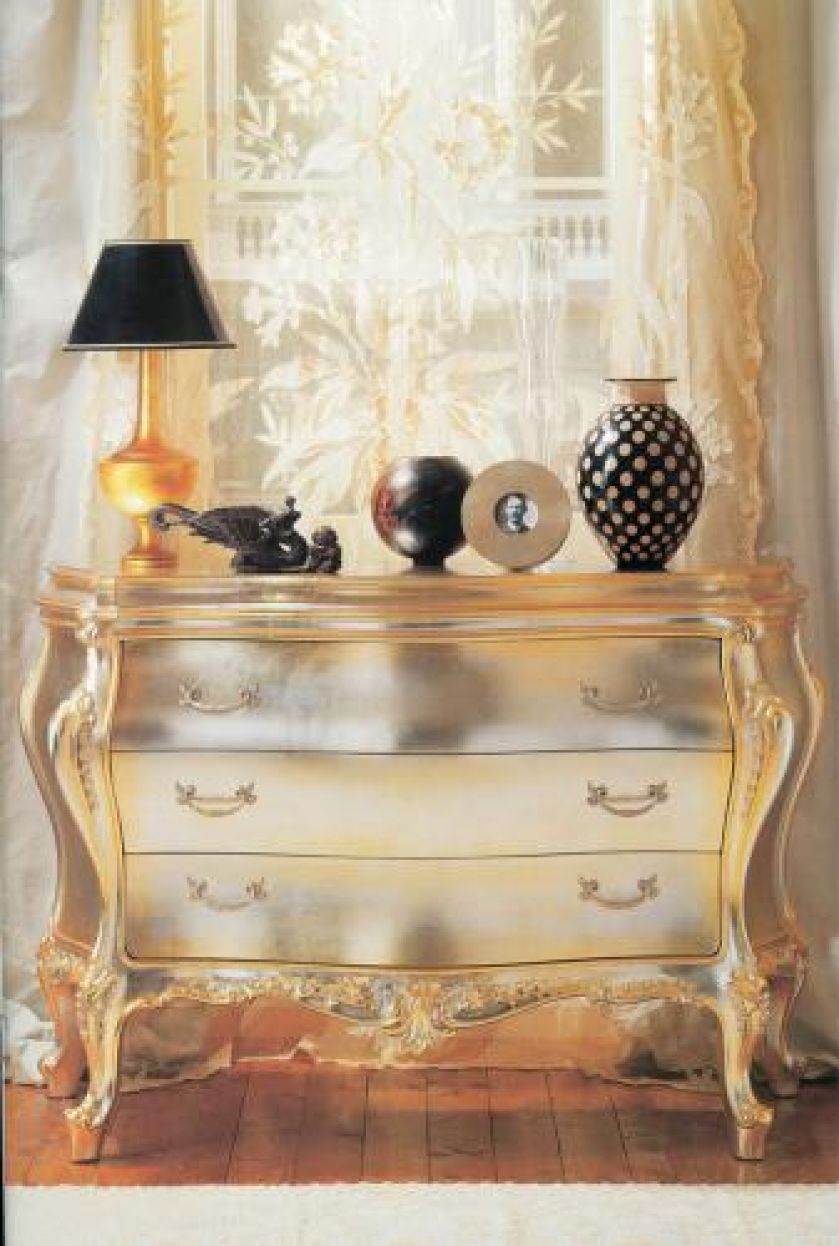 Delikatnie pozłacana komoda. Aranżacja włoskiej firmy SILIK.