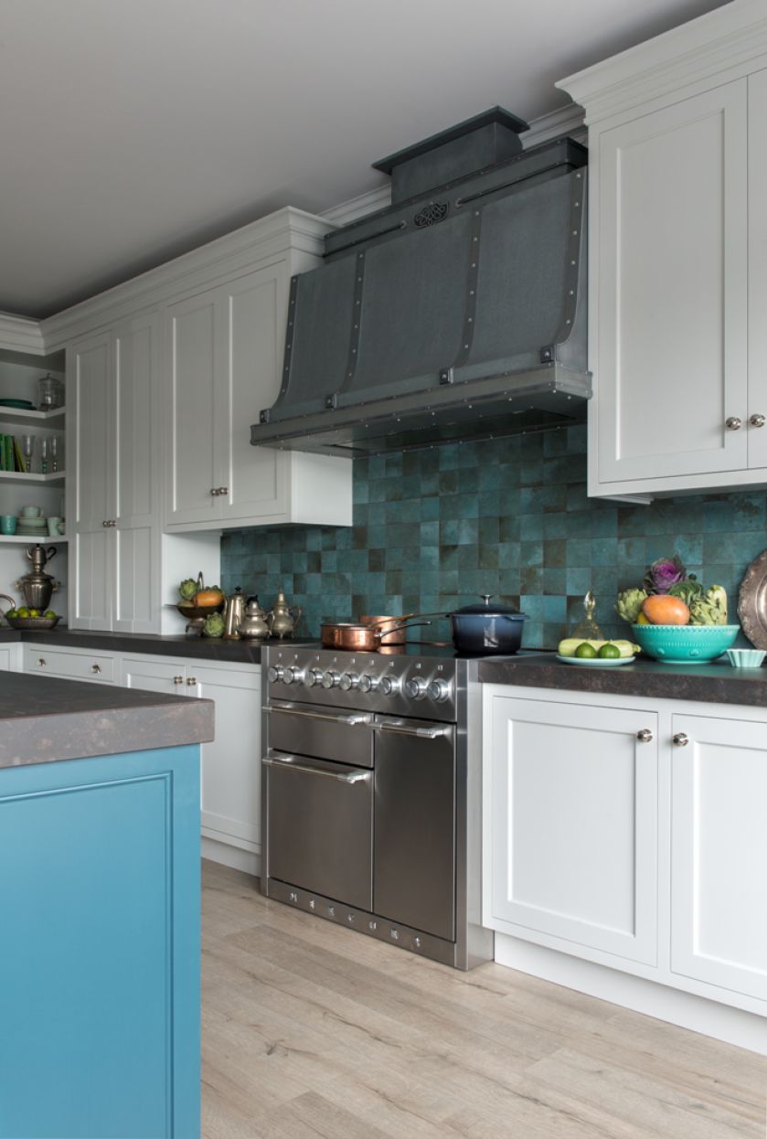 indywidualnie projektowana i wykonywana oraz ręcznie malowana kuchnia to hołd złożony klasycznemu angielskiemu