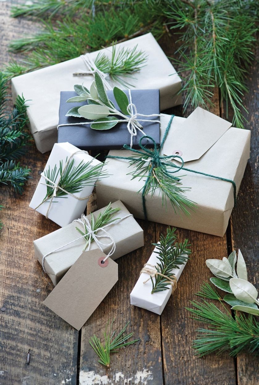 Szary papier udekoruj zielonymi gałązkami.