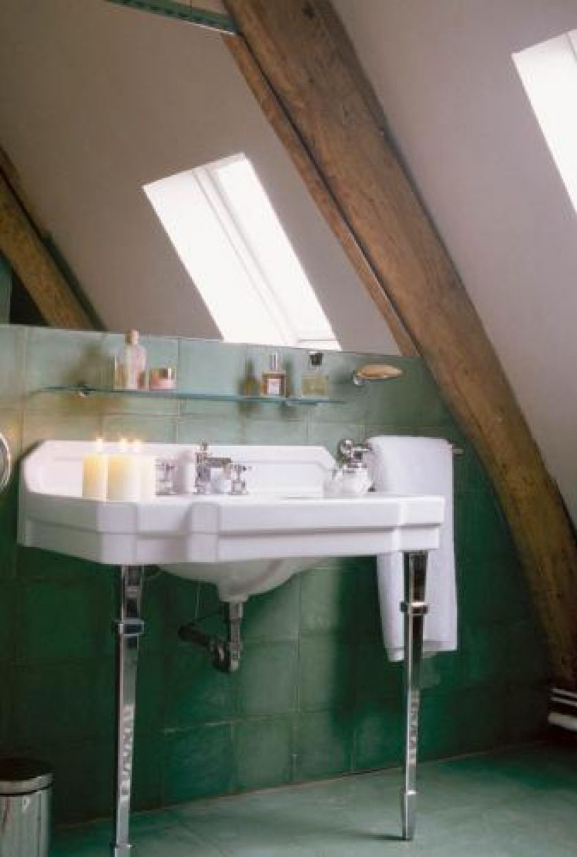 Łazienki są wyłożone ręcznie formowanymi kaflami - ich uroda jest szczególnie widoczna przy bieli i niklu umywalek.