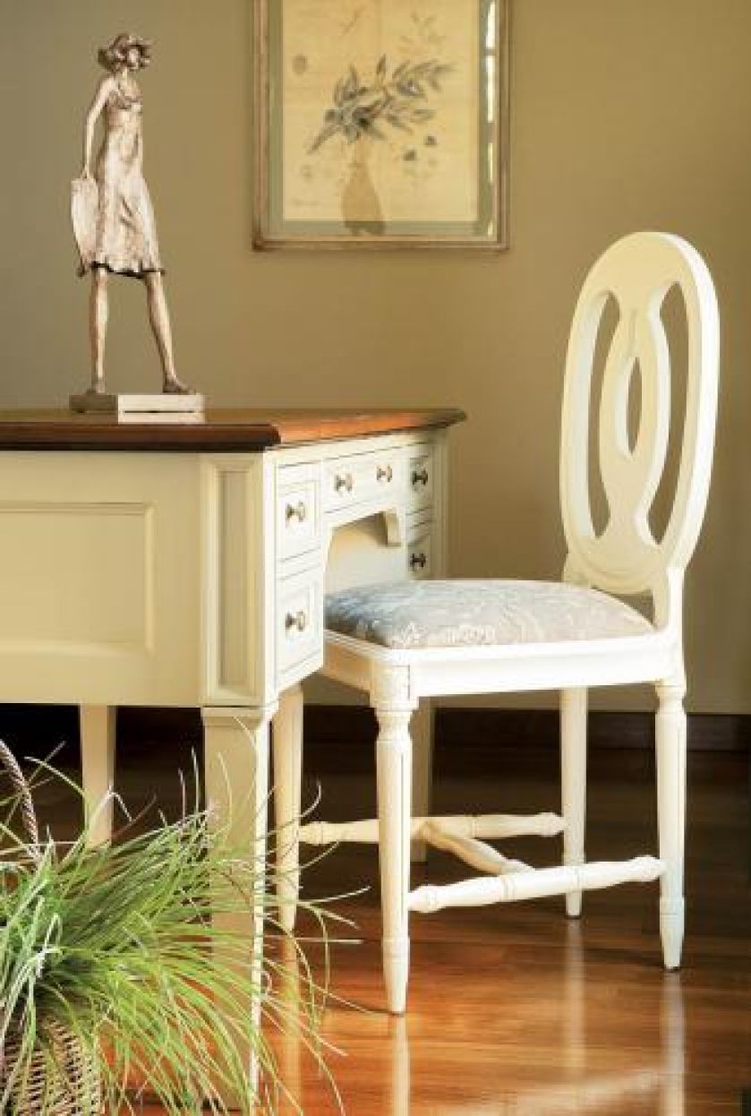 Old England z olchy (4350 zł) i dębowe krzesło Louise (1100 zł). FABRYKA WNĘTRZ