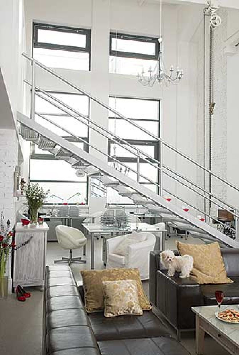 Pod schodami znalazło się miejsce na biuro.