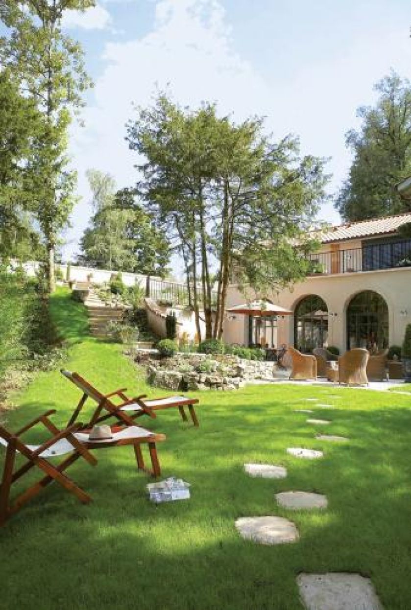 Podglądamy, jak projektantka urządziła się w starej farmie na południu Francji.