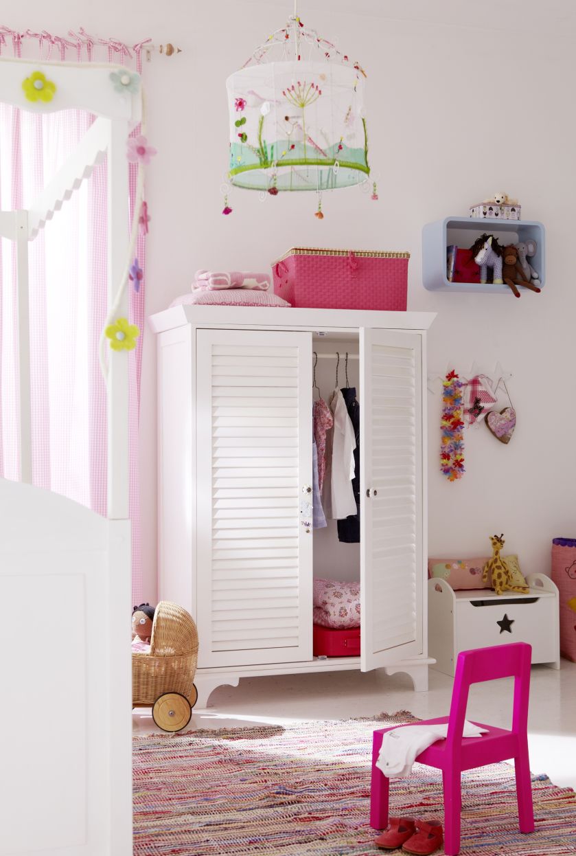 Do skandynawskiego dizajnu doskonale pasują pastelowe odcienie. Postaw więc na dodatki w tych kolorach: ramki na ścianie, zasłony lub rolety, pościel czy kosze na zabawki.