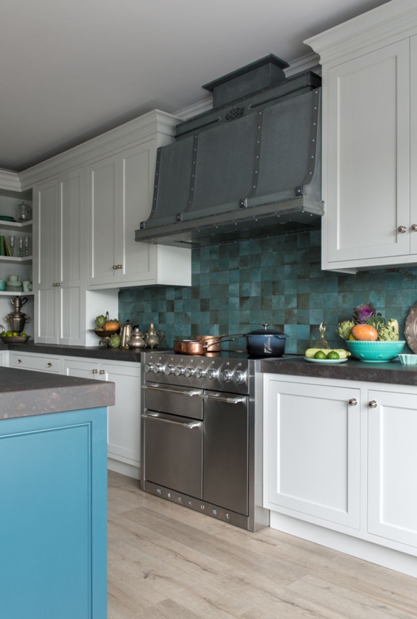 Szlachetne w swej prostocie i proporcjach szafki kuchenne oraz czyste linie decydujące o ponadczasowej estetyce.