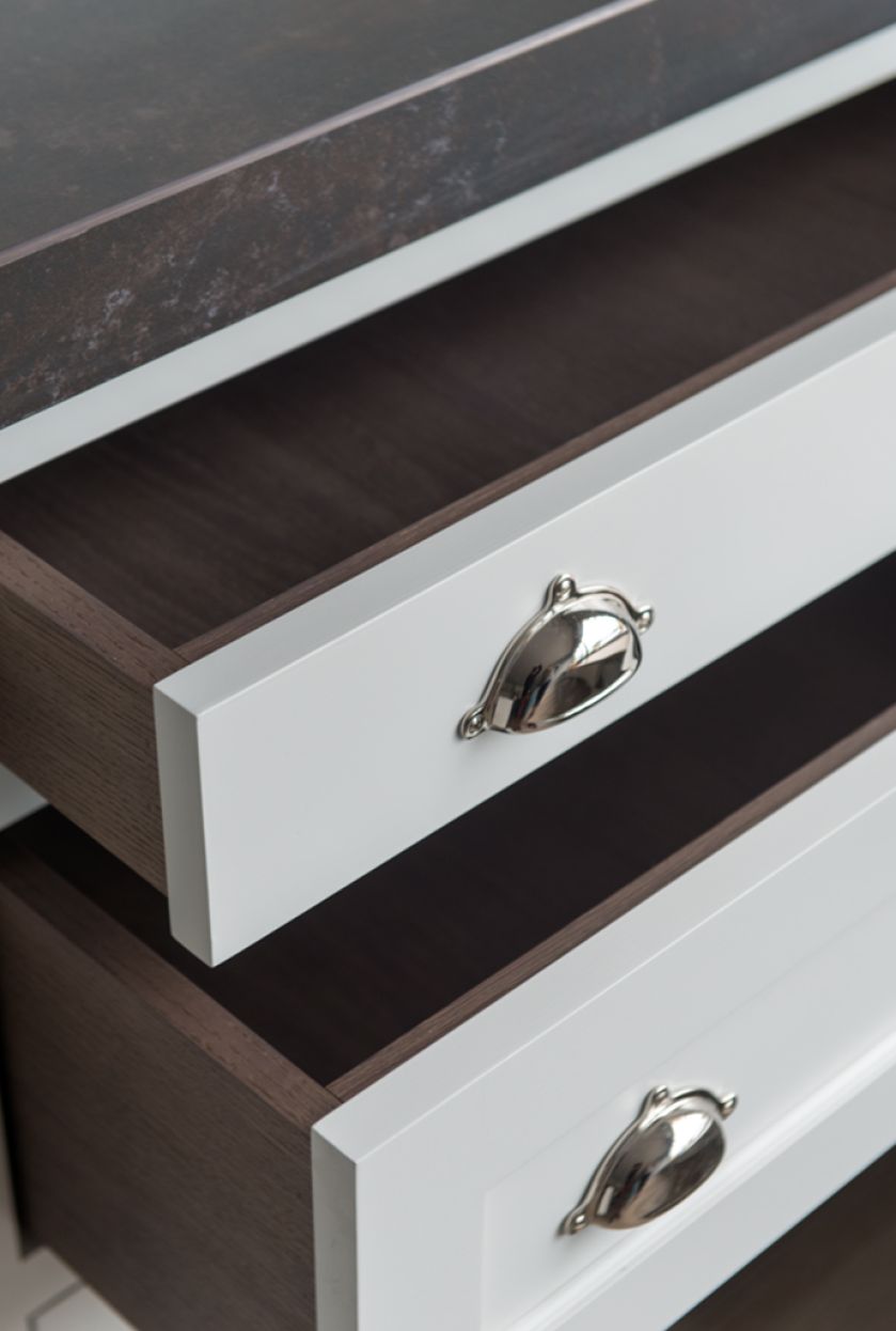 Wewnątrz szuflad - czekoladowy dębowy fornir.