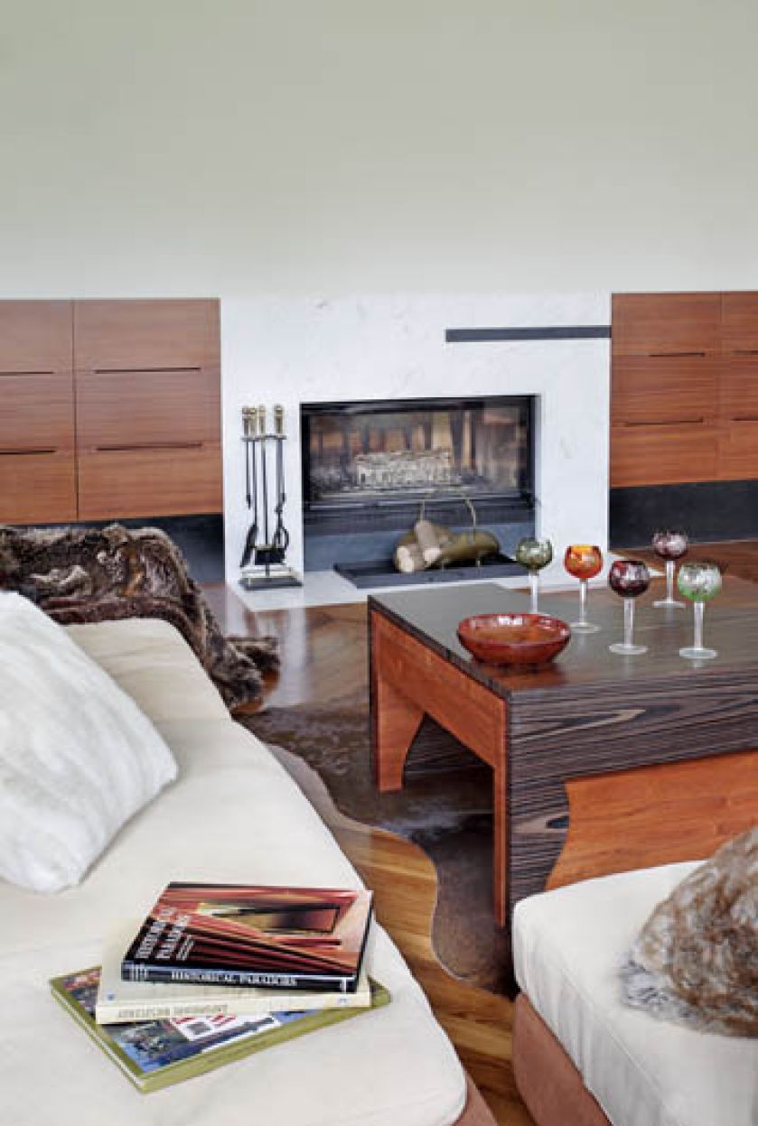 Brązowy stolik i meble w salonie świetnie pasują do kanapy z beżowym obiciem.