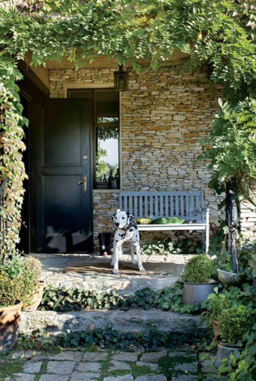 Dom nawiązuje trochę do architektury hiszpańskiej, trochę do poniemieckiej z Dolnego Śląska.