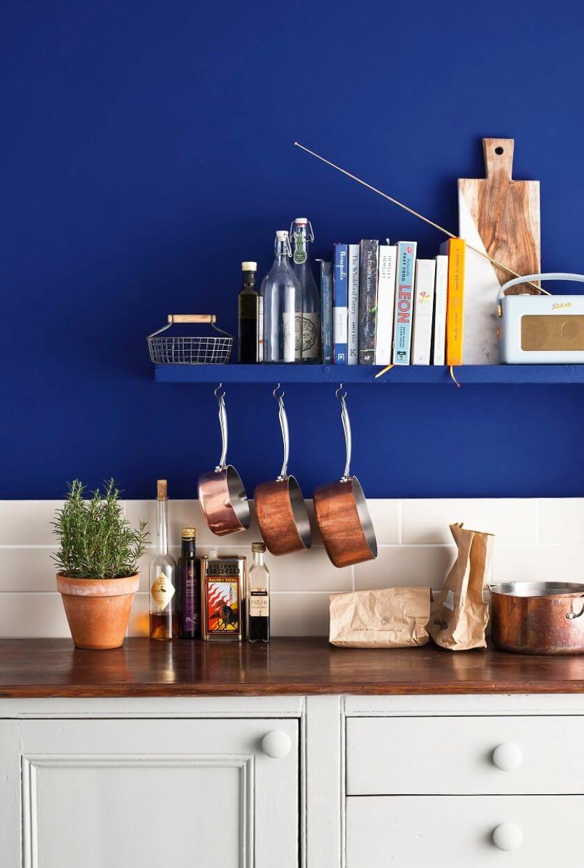 Jaki kolor ścian do białych mebli? Na przykład niebieski odcień Napoleonic Blue, anniesloan.com/pl